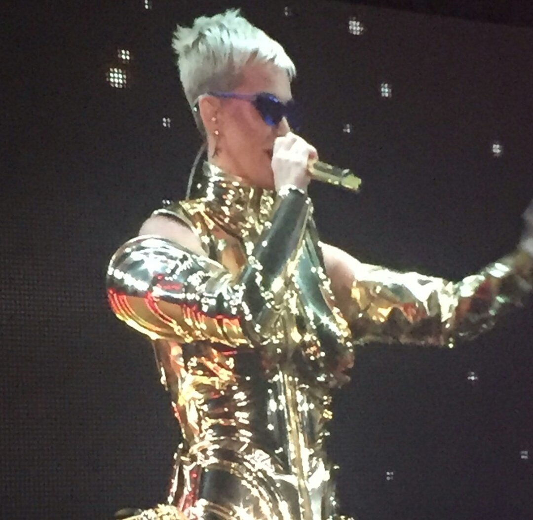 PicsPerry's tweet image. New outfit ⚡⚡ (credit to whoever took it)