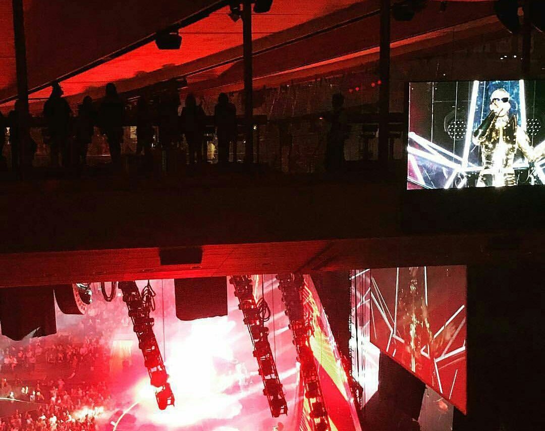 PicsPerry's tweet image. New outfit ⚡⚡ (credit to whoever took it)