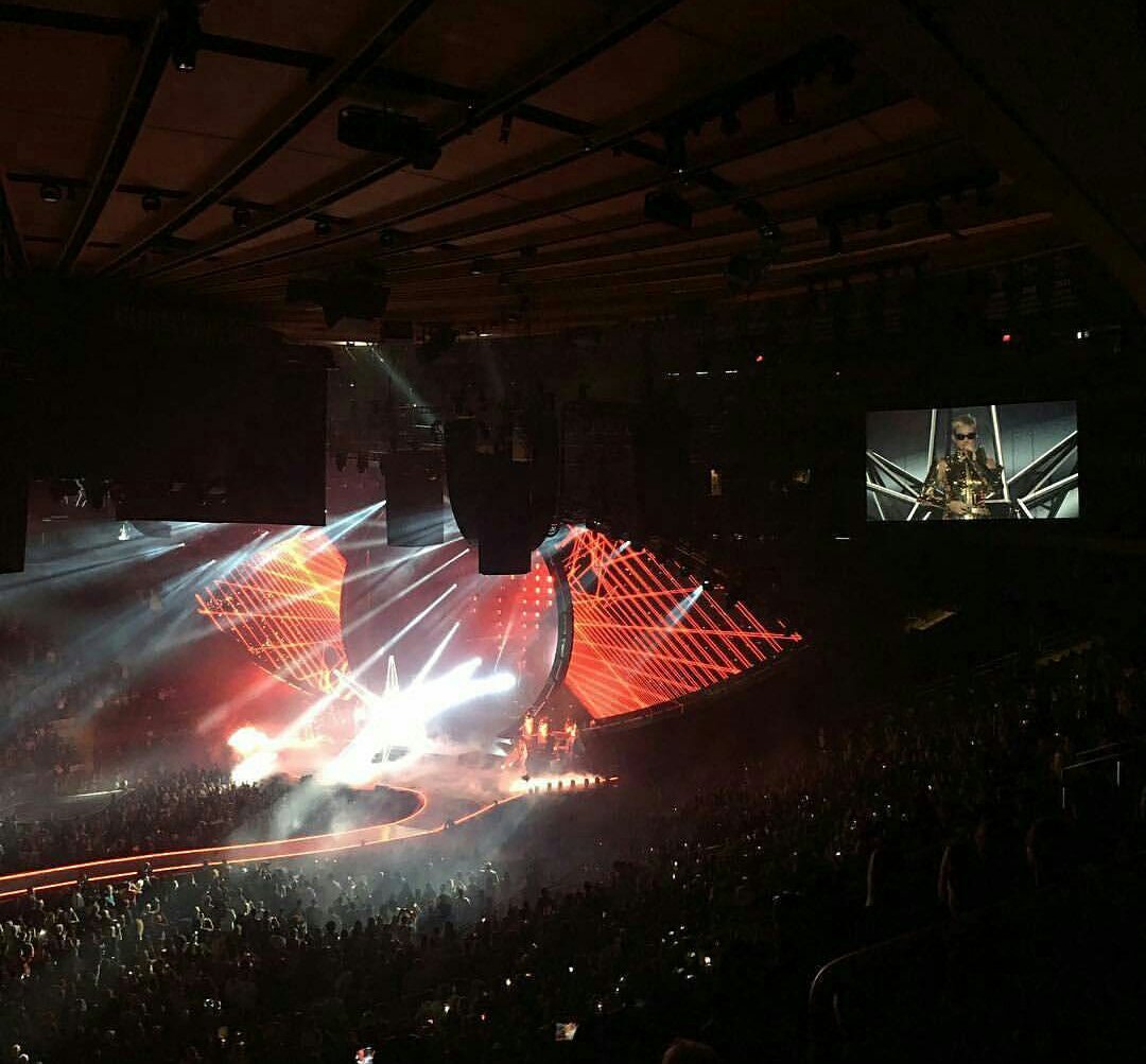 PicsPerry's tweet image. New outfit ⚡⚡ (credit to whoever took it)