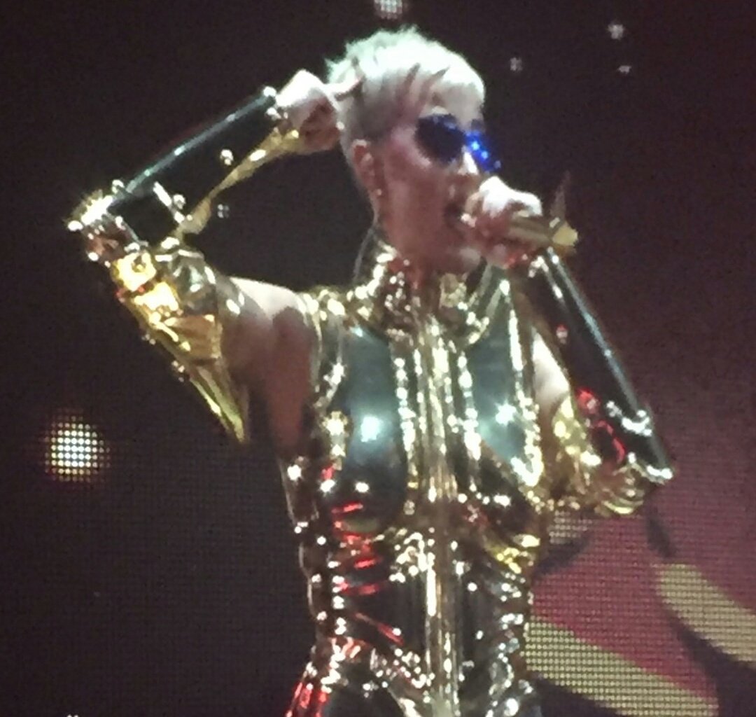 PicsPerry's tweet image. New outfit ⚡⚡ (credit to whoever took it)