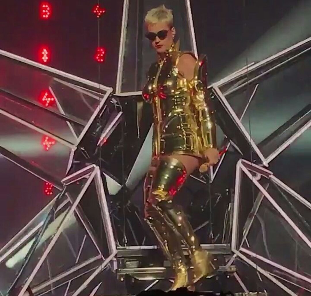 PicsPerry's tweet image. More photos of the new outfit! 👀 (leonamoliveeria on ig)