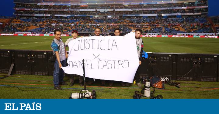 Previo al México vs Trinidad y Tobago, fotorreporteros exigen justicia por el asesinato de uno de sus compañeros ow.ly/OYEo30fHQ8K