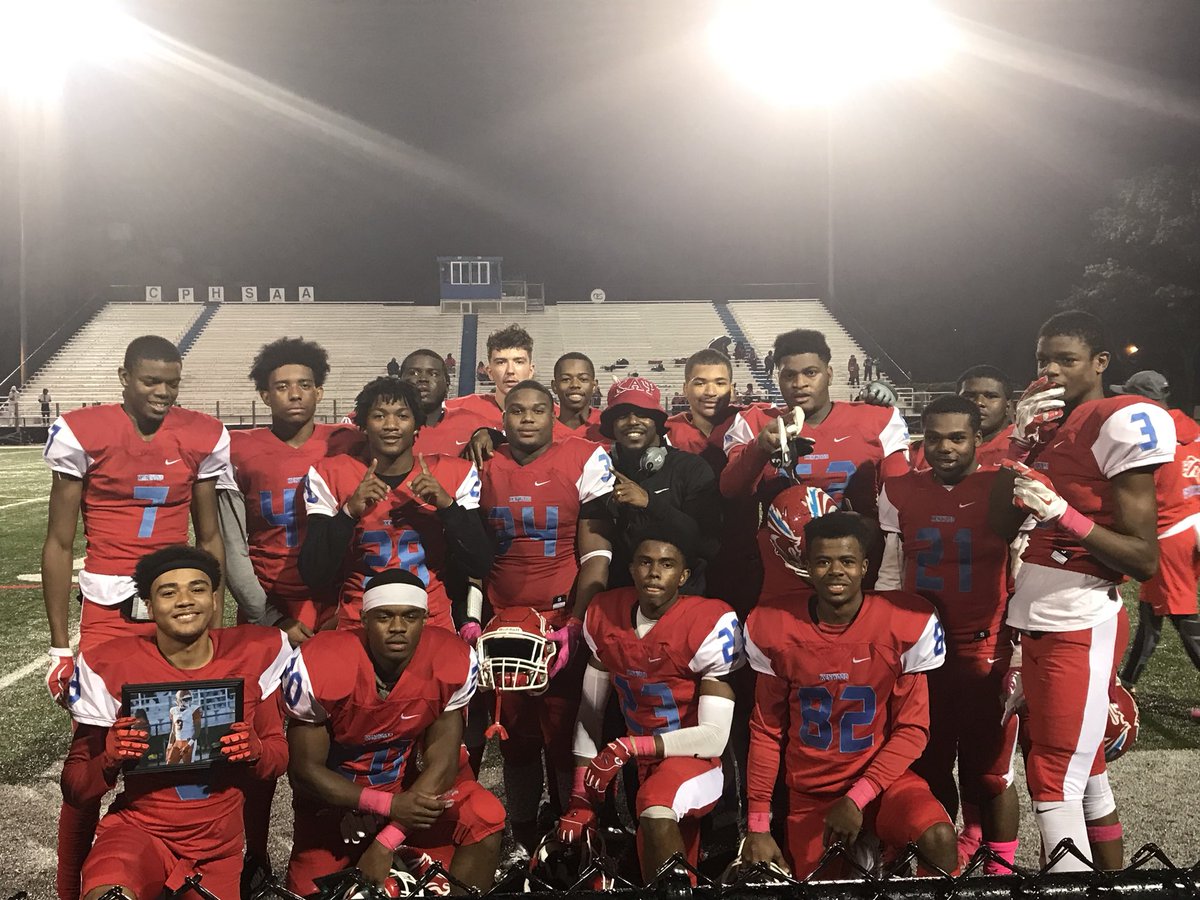 KenwoodSports's tweet photo. Congratulations Class of 2018 Bronco Football #SeniorNight #GetThisWin #BeatHubbard 🔵🏈🔴🏈🔵🏈🔴🏈🔵🏈🔴 https://t.co/B8PVqFiWzL