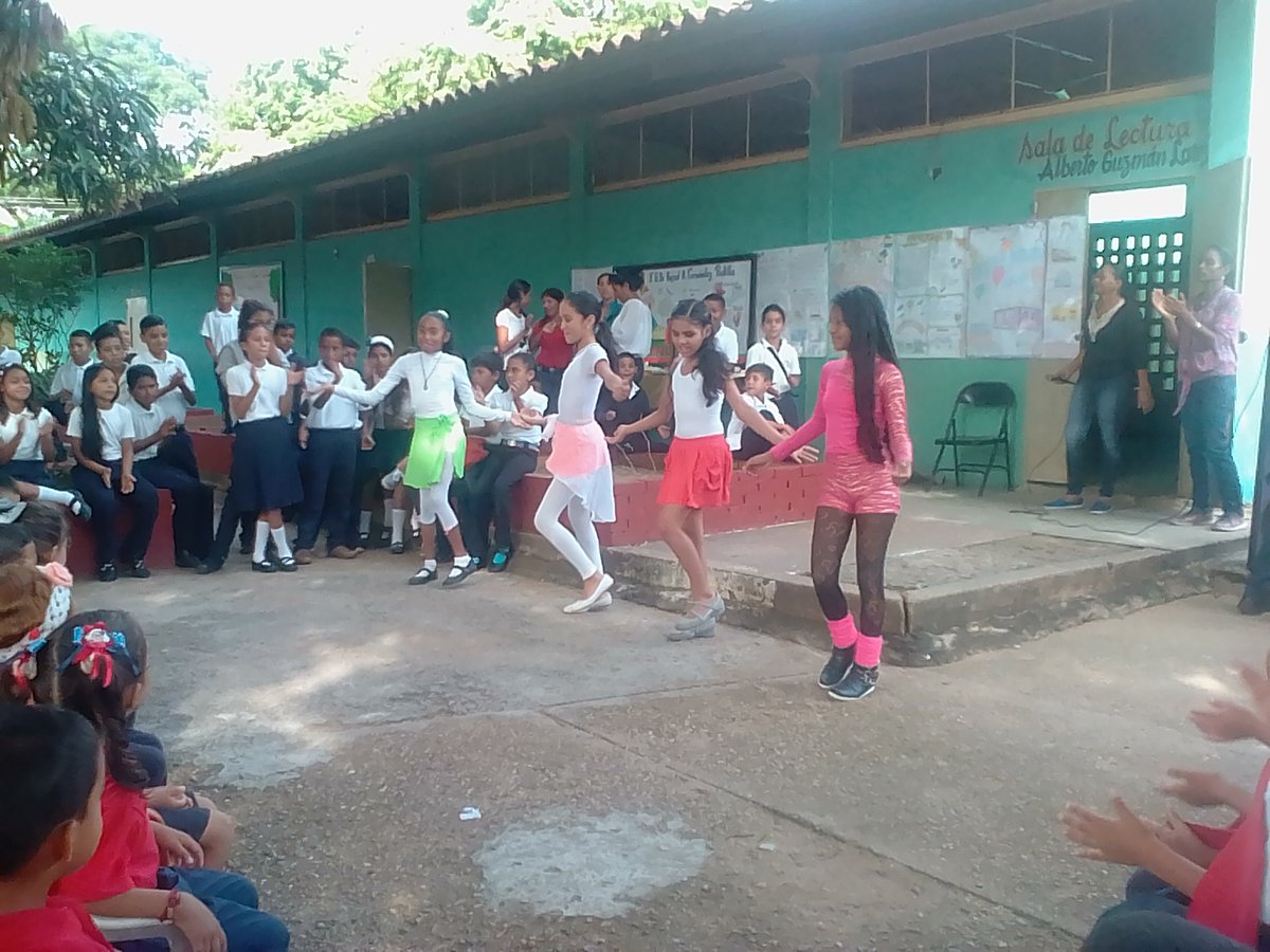 escuelafpadilla's tweet photo. Cierre de nuestra semana aniversario, con hermosas presentaciones!!! https://t.co/qvVsCpLQPN