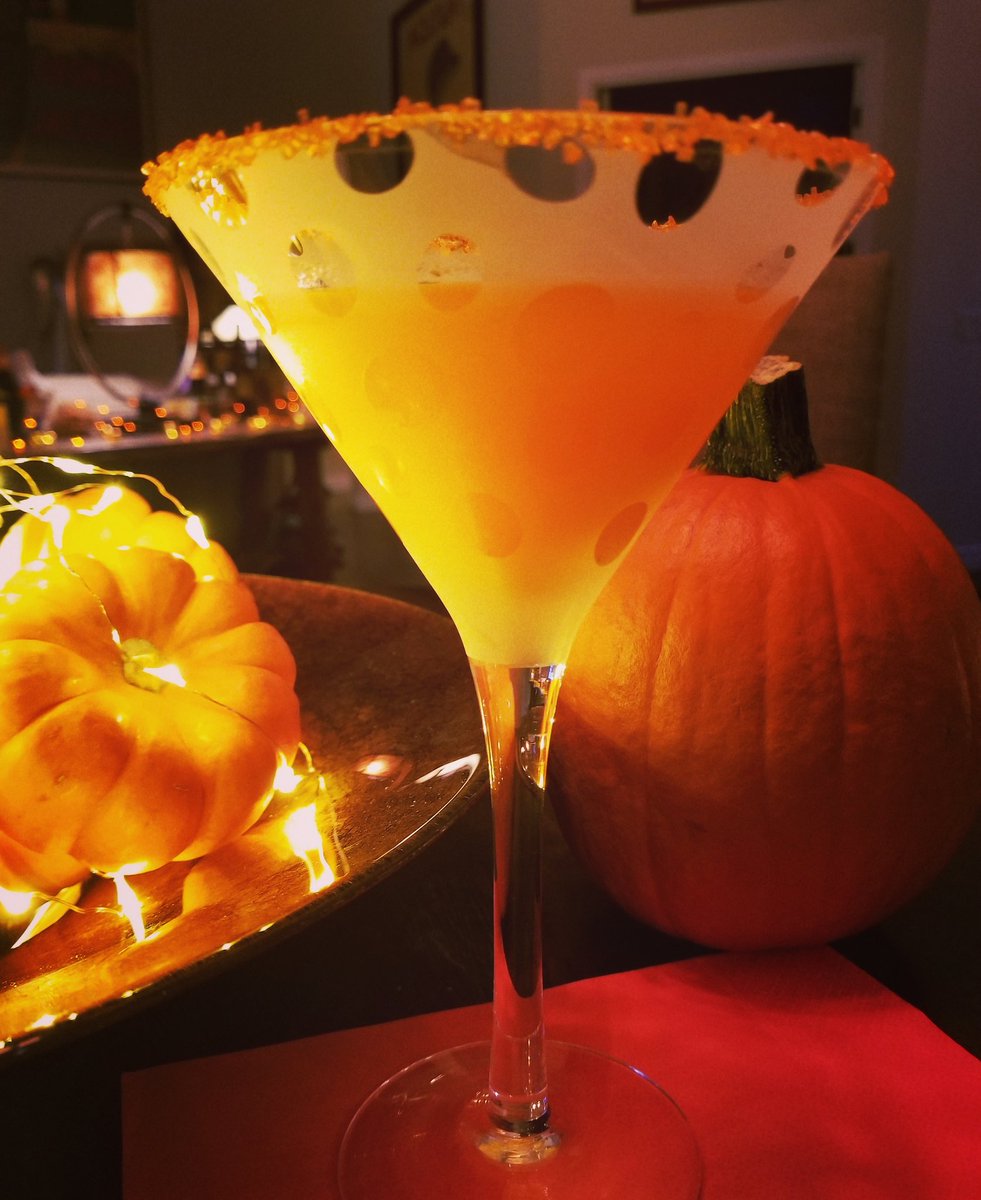 irishlady99's tweet photo. Let's have a cocktail. #jackolanternmartini #lotsofvodka #herecomeshalloween https://t.co/h1pG1HnAZj