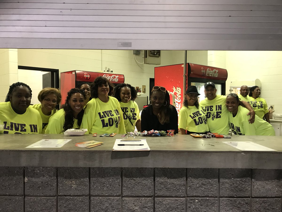 kshipmon's tweet photo. Living in Love at Sandy Creek High School’s Homecoming!! #FOLC https://t.co/JnmDQvTxbr