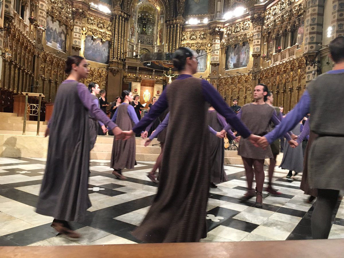 Magnífica recreació dels cants i danses del llibre Vermell a #Montserrat <a href="/esbartderubi/">Esbart Dansaire Rubí</a>  <a href="/CorCatedralBcn/">Cor Francesc Valls</a> <a href="/MagisterPetrus/">Magister Petrus</a> <a href="/FMediterrania/">Fira Mediterrània</a>