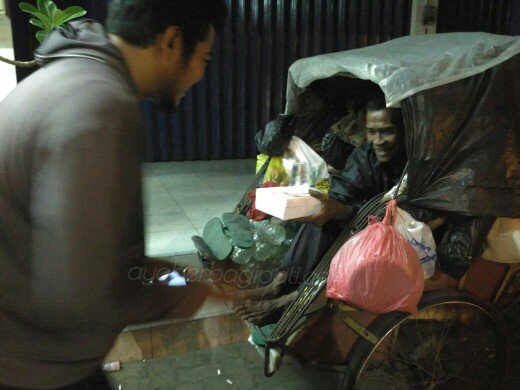 AyoberbagiPati's tweet photo. #DUGEL Dundum Sego Bunte 6 Okt 2017.
Alhamdulillah 100 nasi & minum tersalurkan utk mkan mlam saudara kita di jlanan. https://t.co/iZwfVq8H4b