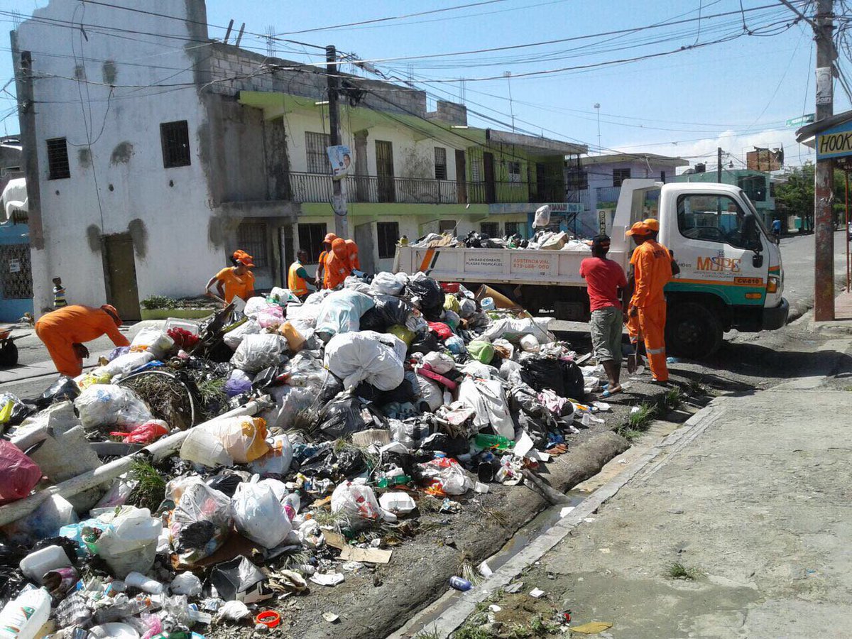 CallMePame's tweet photo. @MOPCRD #CombatePlagasTropical de gran Santo Domingo https://t.co/5UOuHPpedr