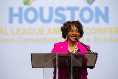 TML_Texas's tweet photo. A standing ovation for a spirited and passionate leader - outgoing TML President Mary M. Dennis #TMLAC2017 https://t.co/Y2umQrhZoR