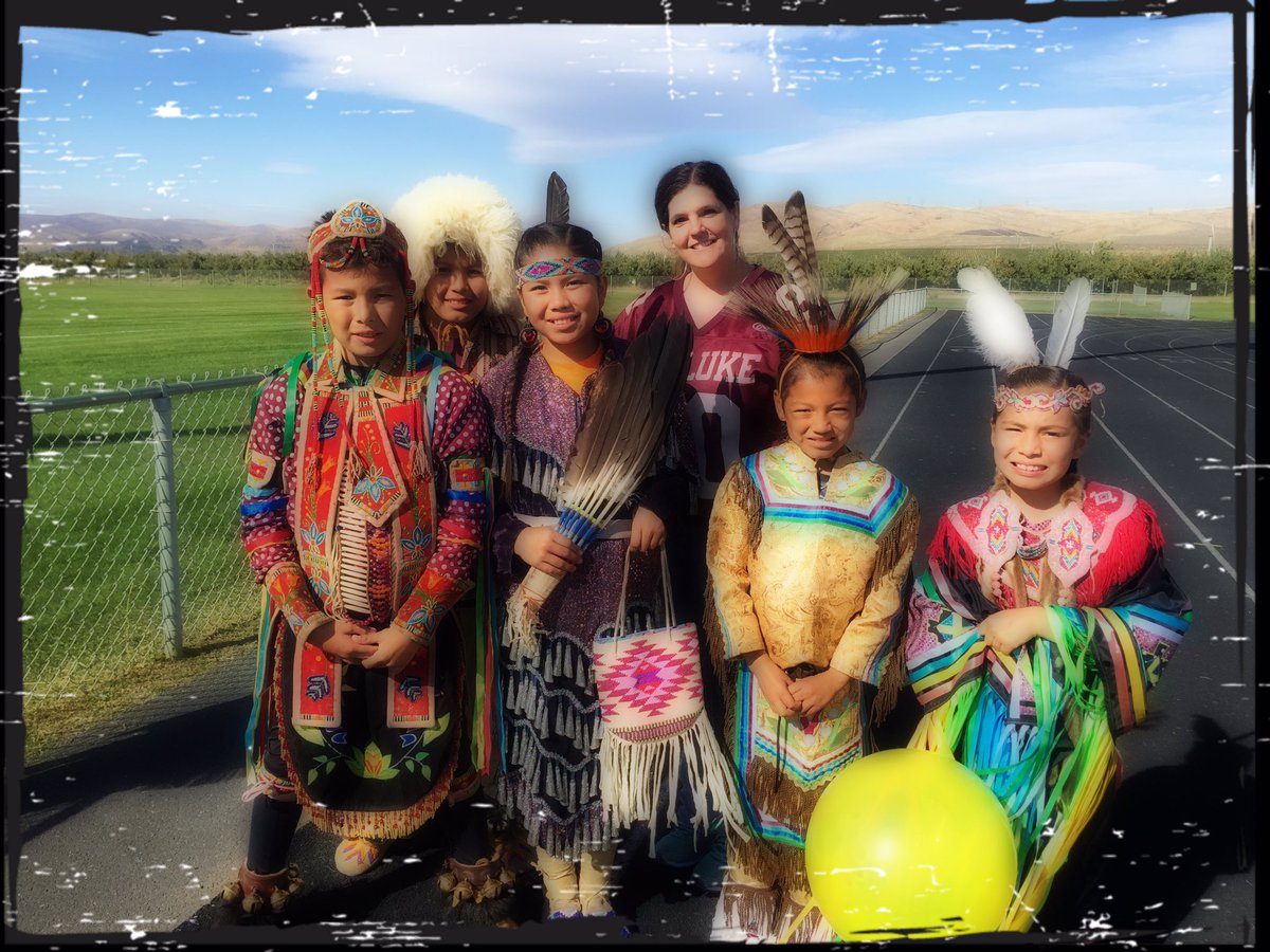 MizSanders's tweet photo. HoCo 2017 @WahlukeHigh marks 5th annual perf of Wanapum tribal dancers from Priest Rapids Village @WahlukeSD #Warriors #soproud #lovemyjob https://t.co/594jj6riCv