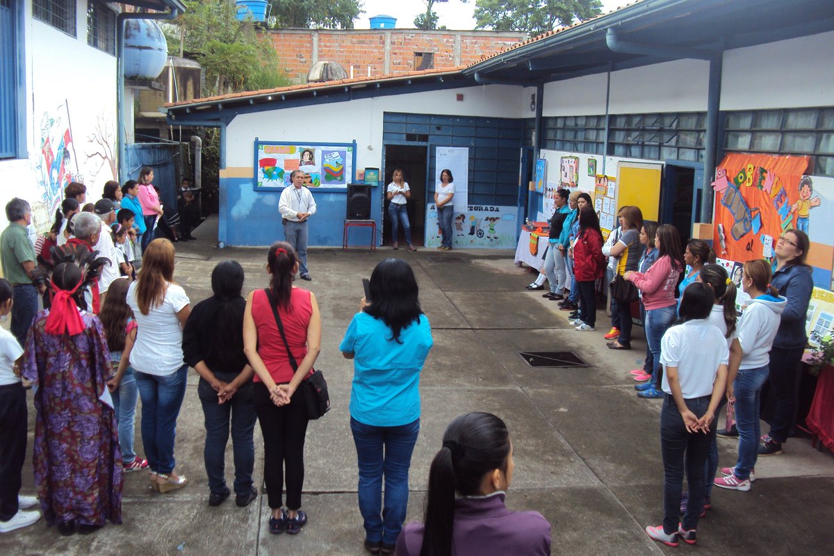 miradorner139's tweet photo. Fiesta pedagògica en paz y alegrìa en el marco de los 18 años de las Escuelas Bolivarianas. "NER 139" E.B. El Mirador. https://t.co/amF8d0eO84
