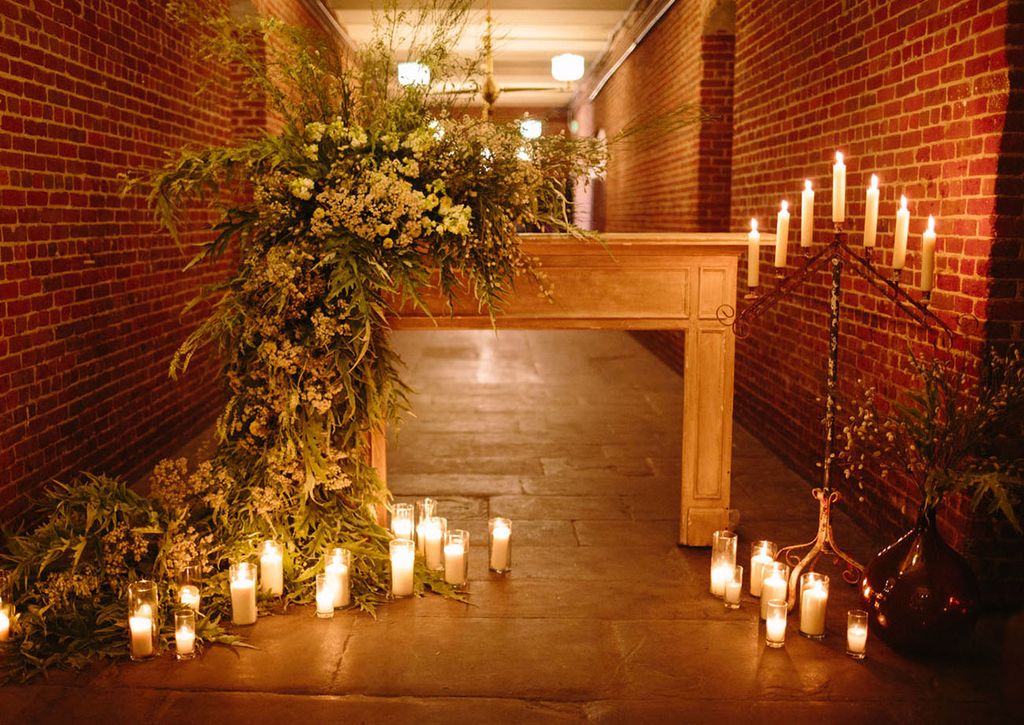 BrideLink's tweet image. Wow! Talk about intimate wedding ceremony #goals!

See the rest on @GreenWeddingShoes:  greenweddingshoes.com/classic-romanc…

#intimatewedding