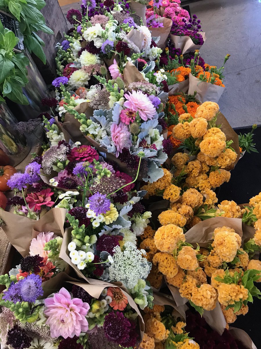 We stopped in <a href="/lukeslocalstore/">Luke's Local</a> to order their fresh #chefsmeals &amp; #chefsalads, spotted these lovely #flowers that will brighten up the room.