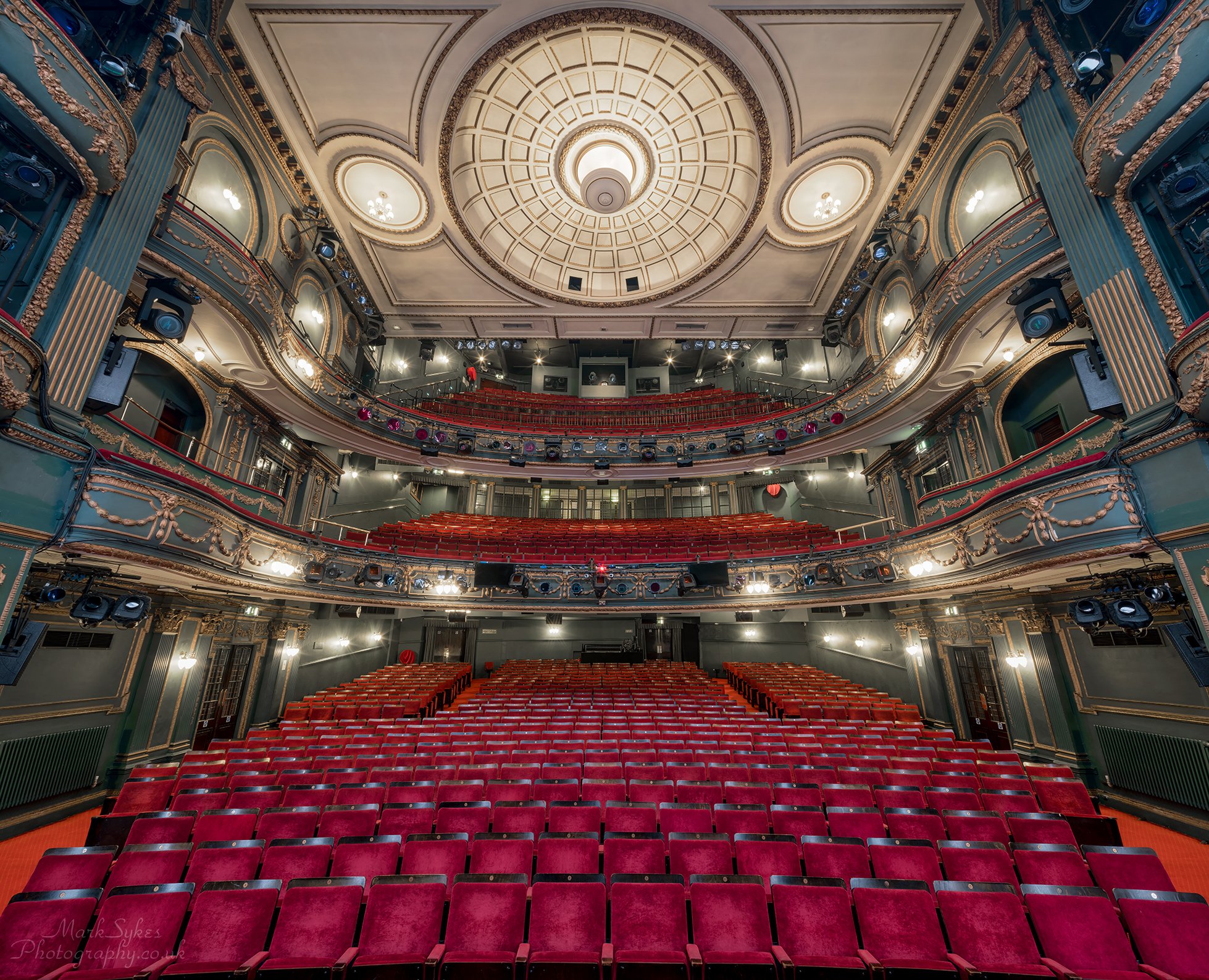 Parts of theatre. Театр Олдвич в Лондоне. Театр Новелло в Лондоне. Лондонский театр Troxy. Театр Палас в Лондоне.