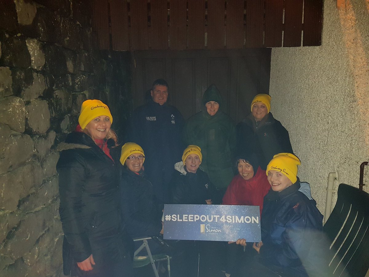 @AuthorTherapist and her gang at <a href="/CorinthiansRFC/">GalwayCorinthiansRFC</a> set up for the night for #sleepout4simon