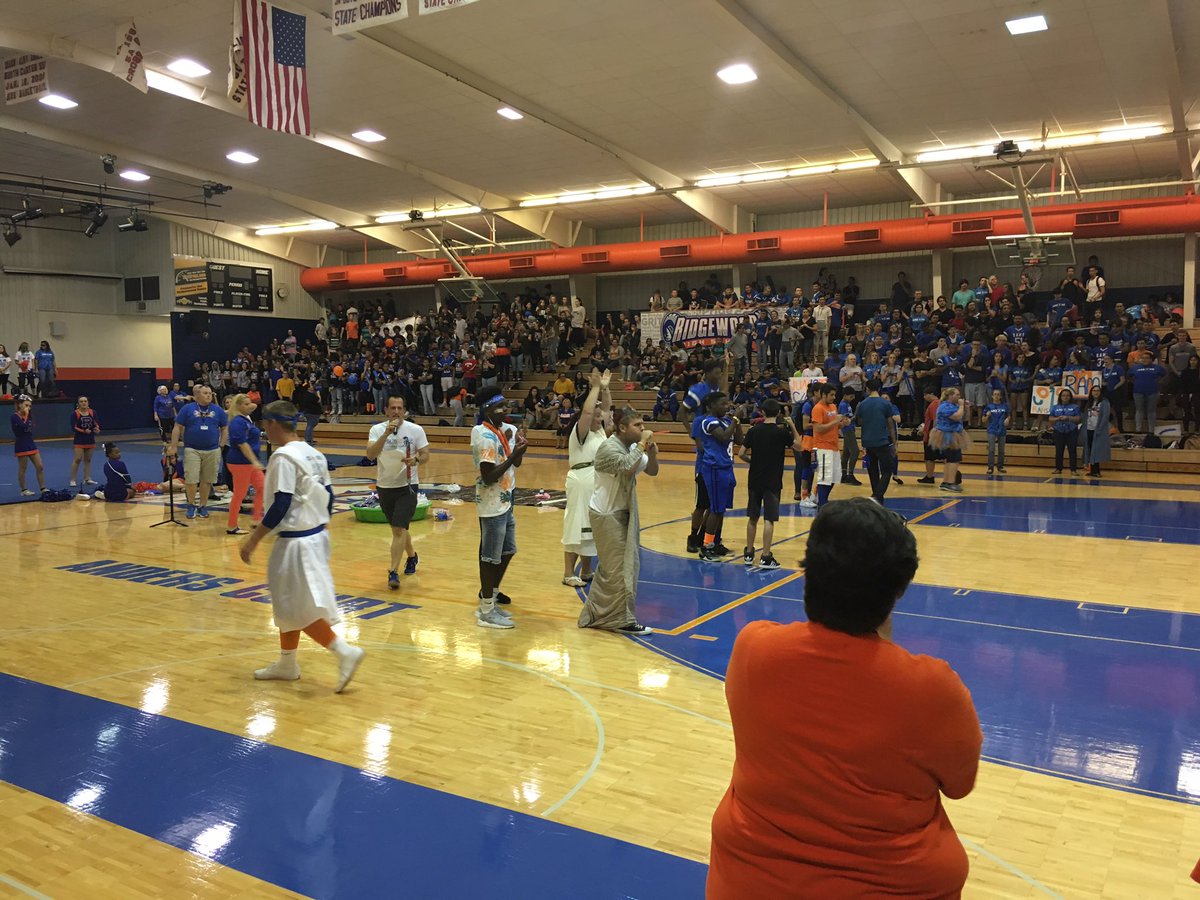 rhsclassof2k18's tweet photo. More pep rally pictures https://t.co/x9hVt5DQuq