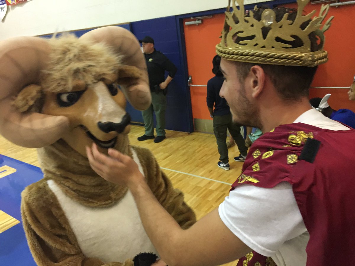 rhsclassof2k18's tweet photo. More pep rally pictures https://t.co/x9hVt5DQuq