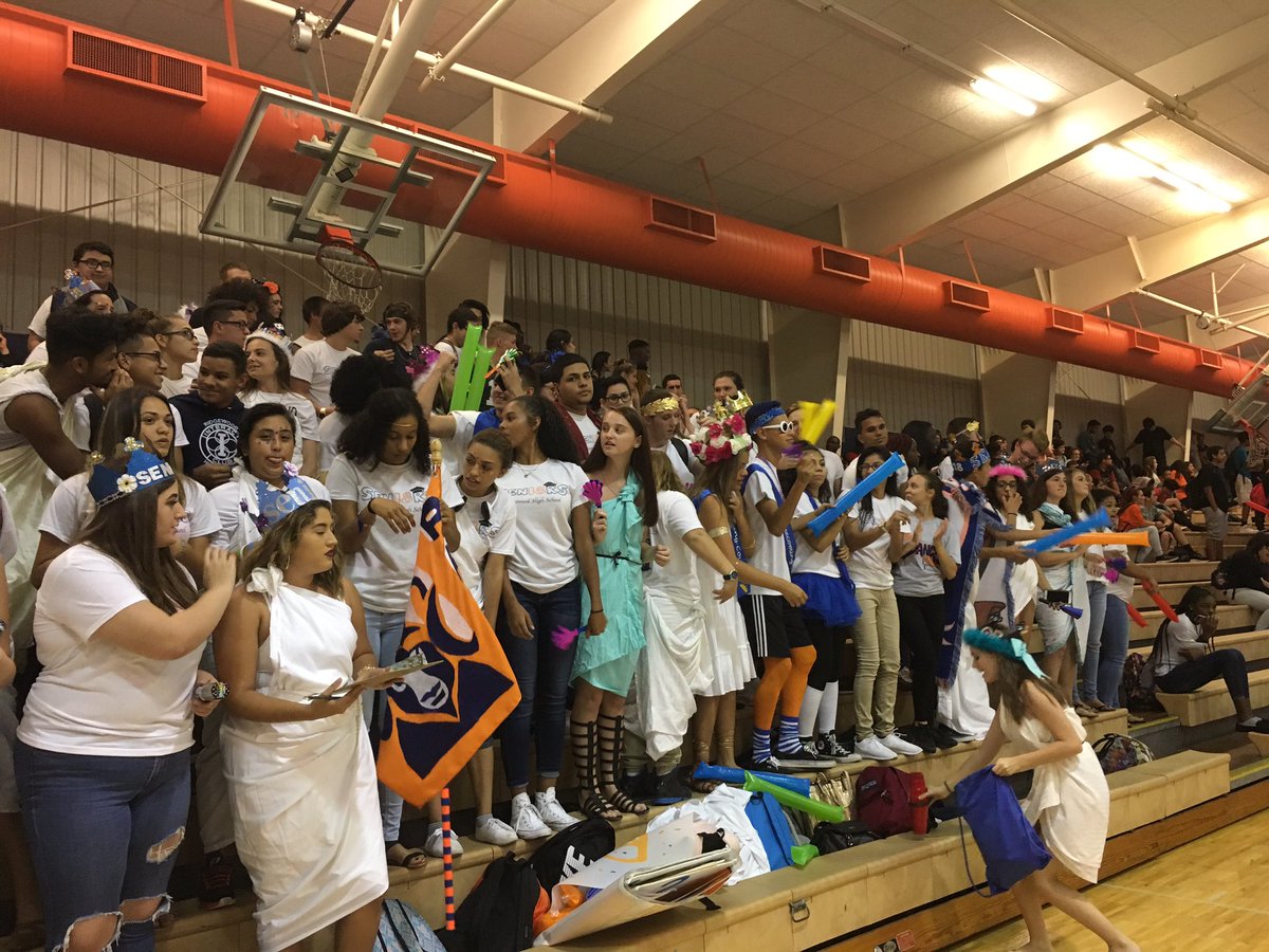 rhsclassof2k18's tweet photo. Even more pep rally pictures https://t.co/CtC0cw5tpQ