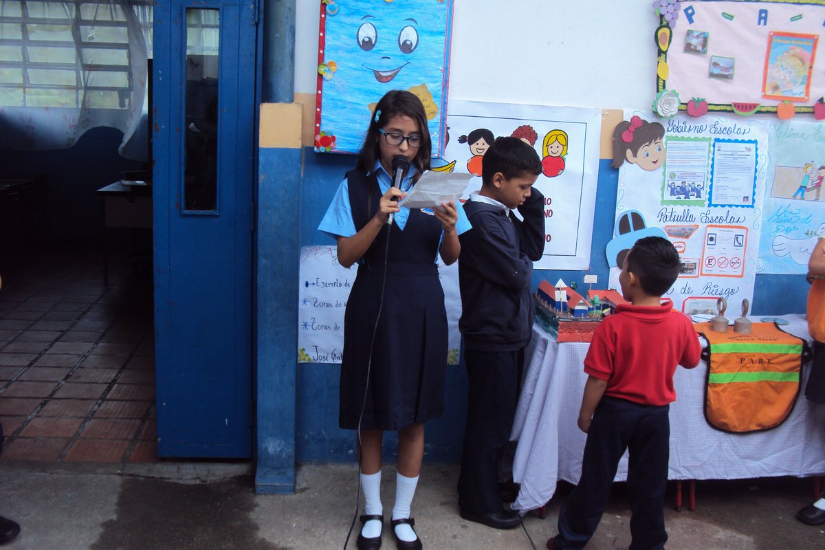 miradorner139's tweet photo. Fiesta pedagògica en paz y alegrìa en el marco de los 18 años de las Escuelas Bolivarianas. "NER 139" E.B. El Mirador. https://t.co/OfKlwK8pYG