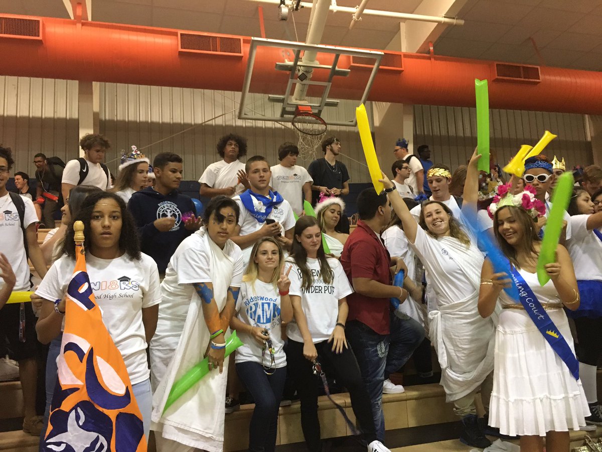 rhsclassof2k18's tweet photo. Last of the pep rally pictures https://t.co/vOweeq3NjX
