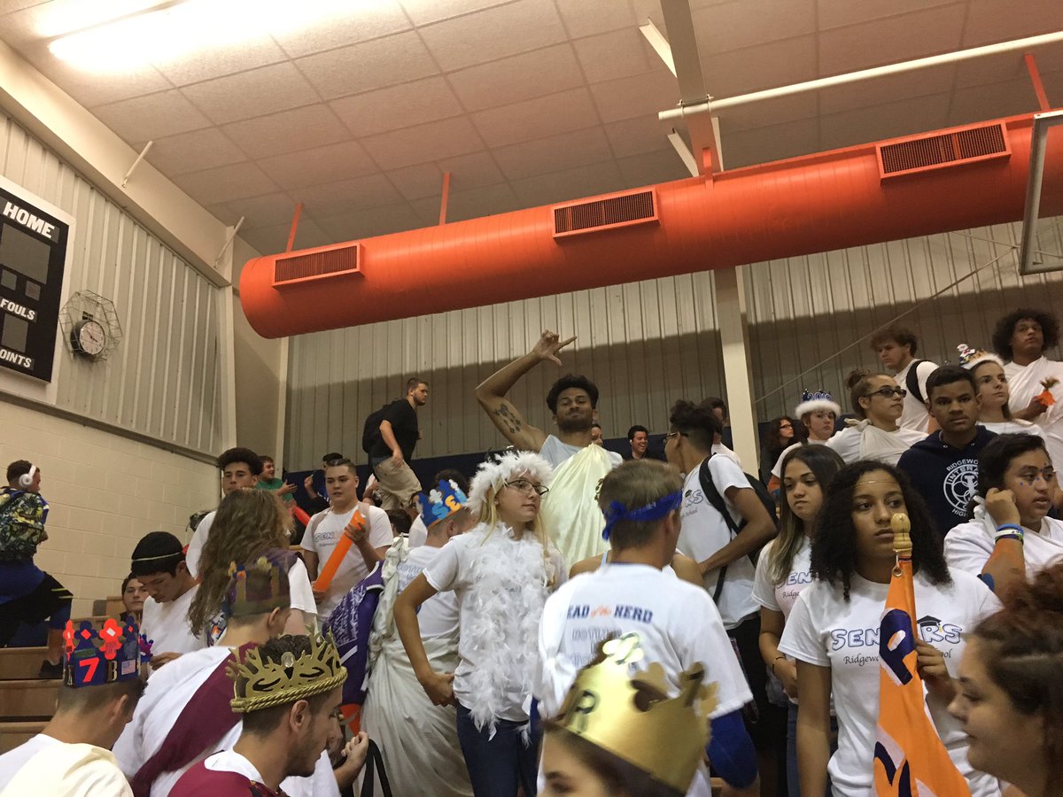 rhsclassof2k18's tweet photo. Last of the pep rally pictures https://t.co/vOweeq3NjX