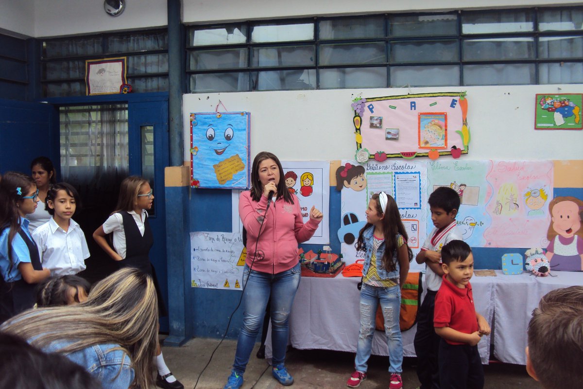 miradorner139's tweet photo. Fiesta pedagògica en paz y alegrìa en el marco de los 18 años de las Escuelas Bolivarianas. "NER 139" E.B. El Mirador. https://t.co/OfKlwK8pYG