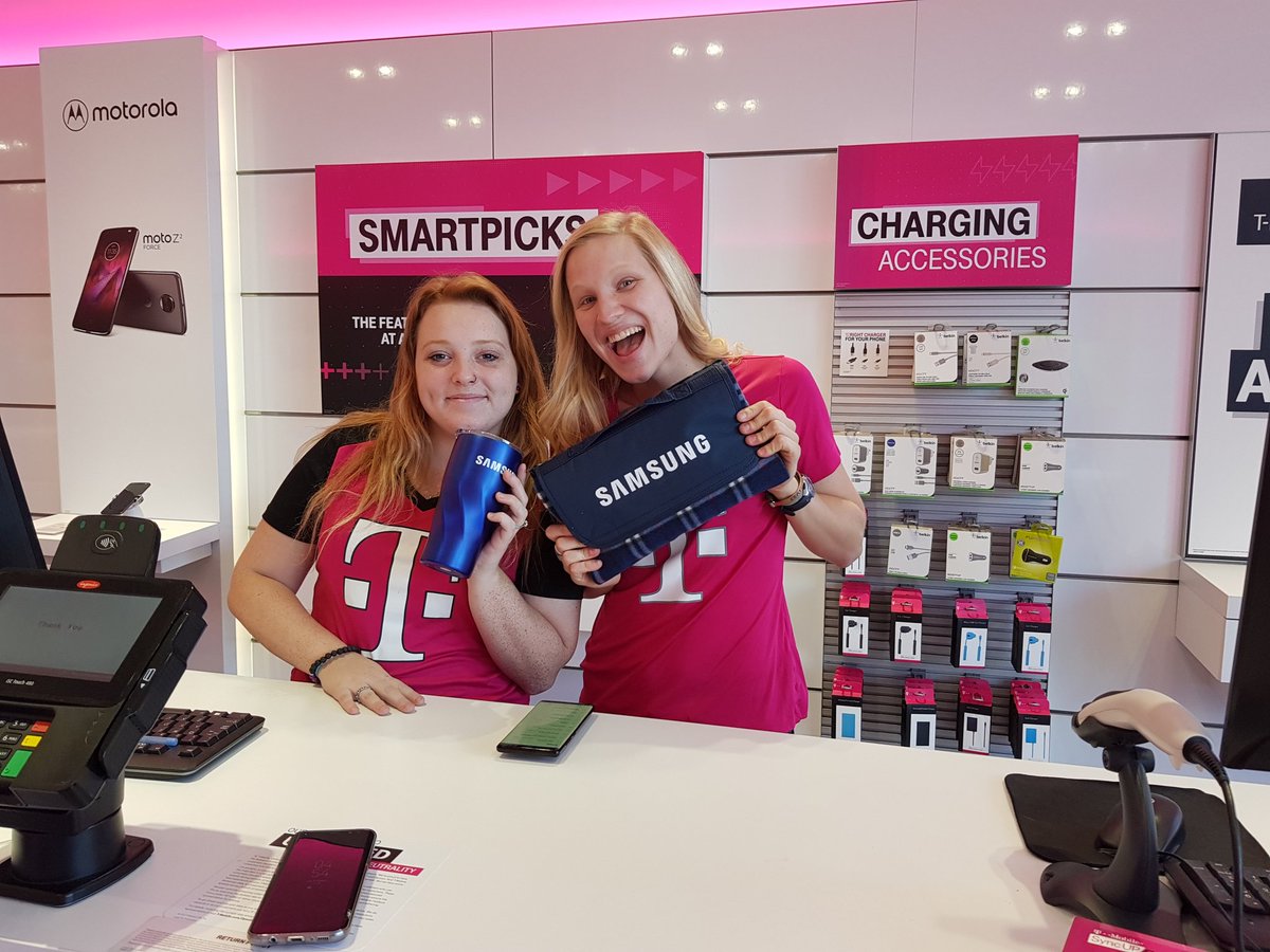 DessSamsungLady's tweet photo. My amazing T-Mobile reps doing some amazing demos for customers of the #Note8
I was feeling generous 😎

#Samsung #SamsungSide https://t.co/lbDgFrC1ig