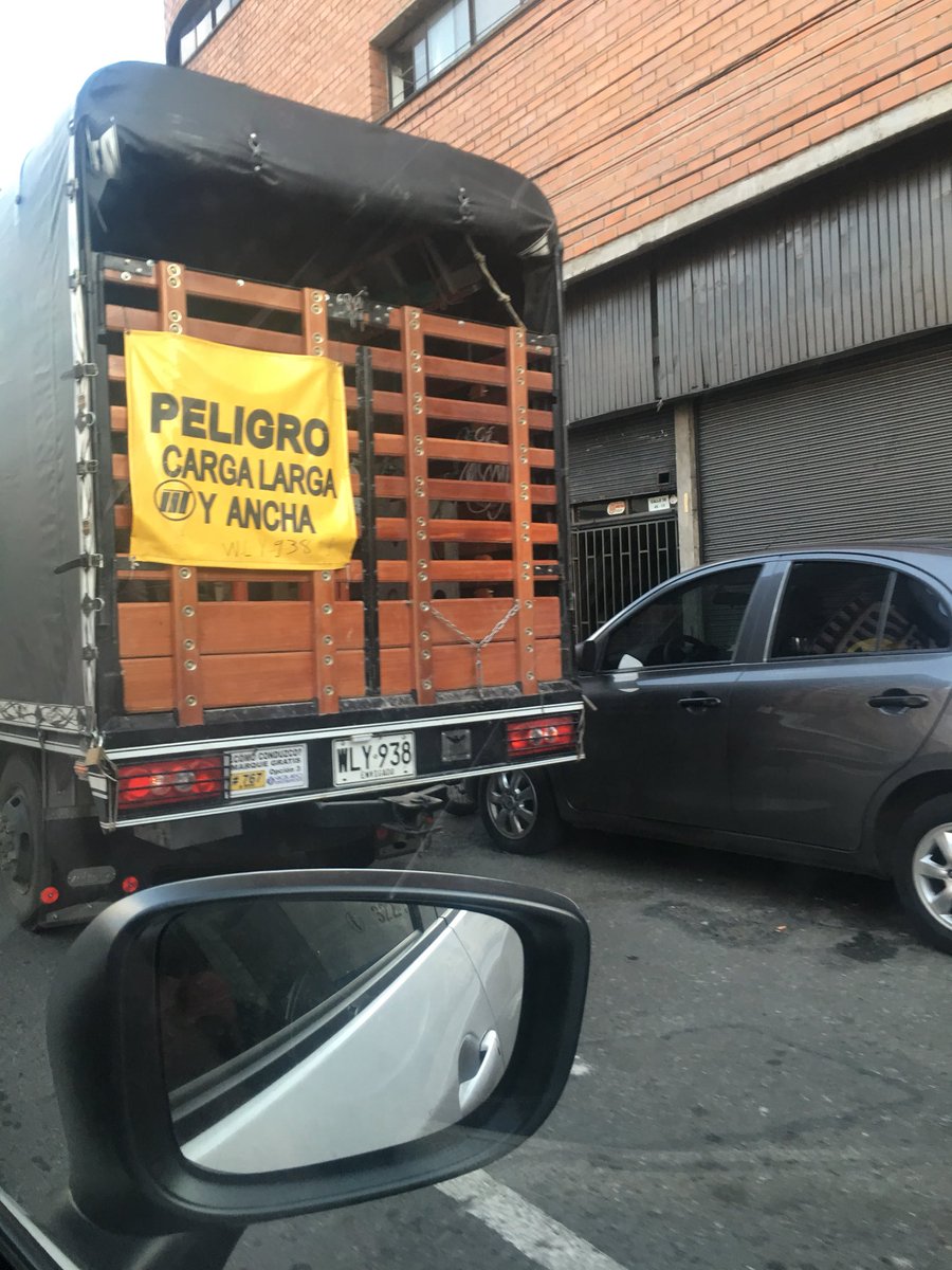 cdgiraldoa's tweet photo. Mal parqueados a hora pico @sttmed cr 45 con calle 30 https://t.co/MeSCz0VgEj