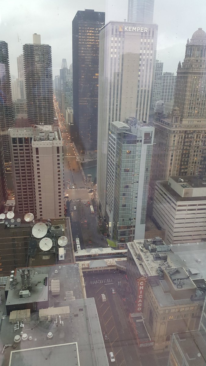 Anjel___May's tweet photo. Such a gloomy day in Chicago. #HighRiseLiving #Block37 #Chicago https://t.co/m3AHm8Z2nc
