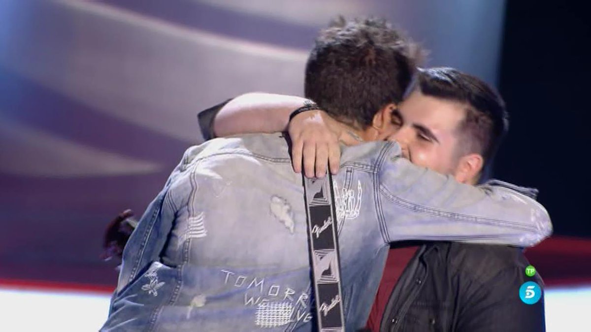 ¡Curro y <a href="/PabloLopezMusic/">Pablo López</a> comparten ciudad, ARTE y desde ahora EQUIPO! #LaVoz3 > mdia.st/directo5