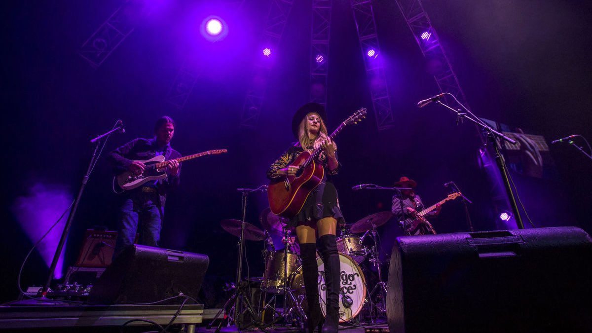 MissMargoPrice's tweet photo. Last night in Moline, IL with @ChrisStapleton & @Brent_Cobb See you soon Des Moines! Photo by @andy_abeyta https://t.co/FUdQPROuqX