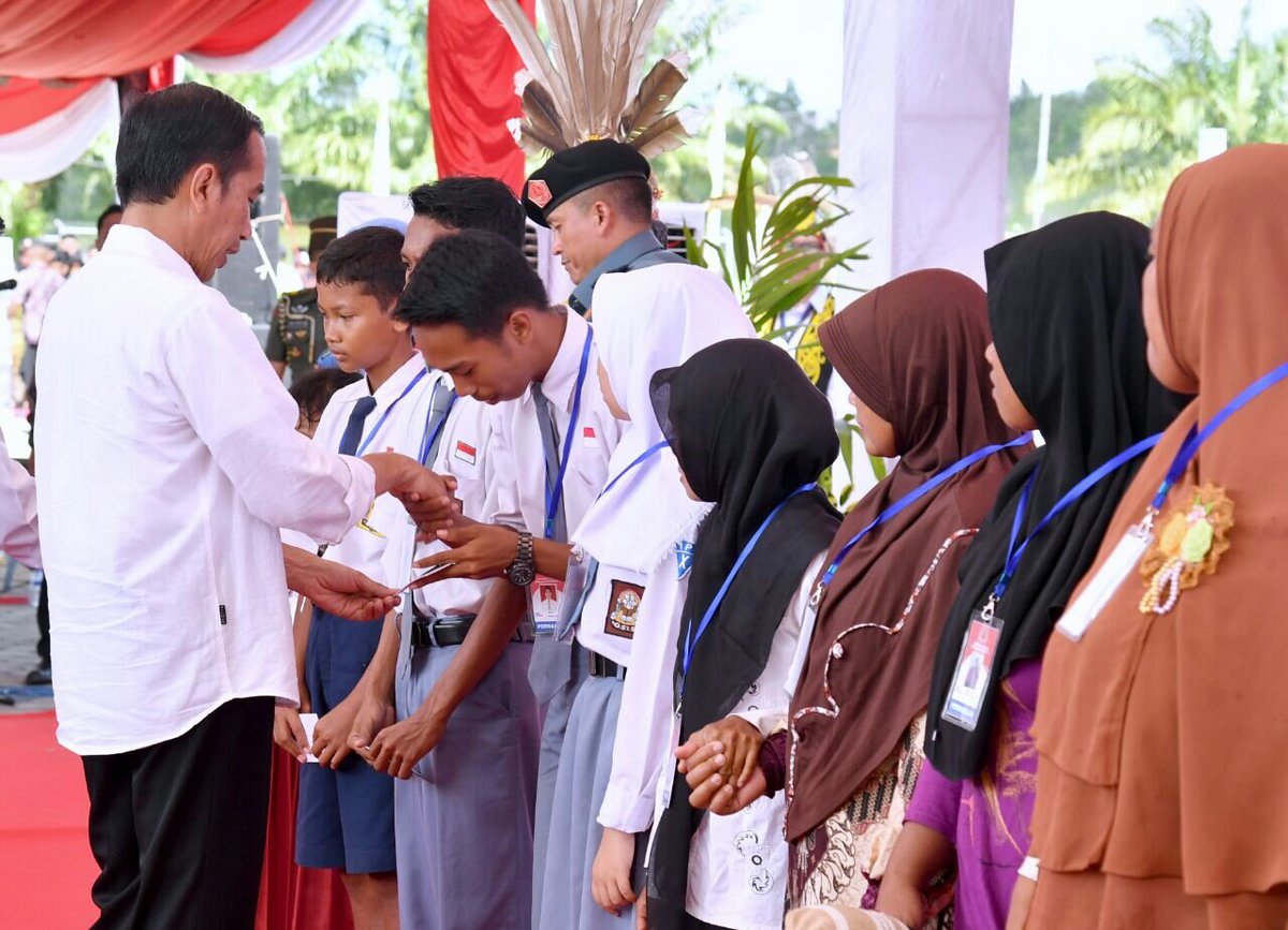 setkabgoid's tweet photo. Serahkan KIP dan PKH di Kaltara, Presiden @jokowi : Agar Anak-Anak Sehat dan Cerdas https://t.co/0yP28zI3sB https://t.co/HLC7dhCXpo
