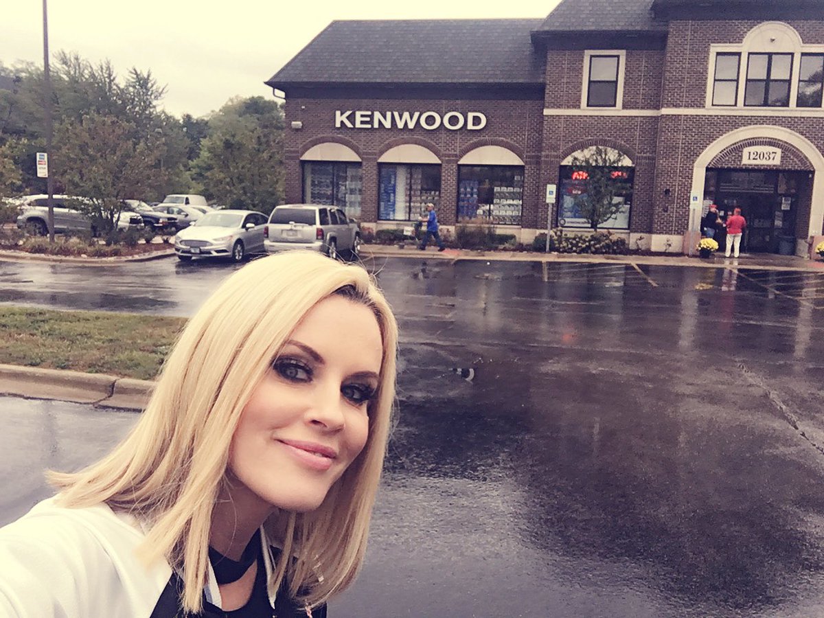 JennyMcCarthy's tweet photo. Yay!! @KenwoodLiquors1 in Homer Glen, IL just got @BlondiesbyJenny 
Post your #Blondies pics for reposts of you and your #Blondies 🍸❤️ https://t.co/KsbvpgGvKY