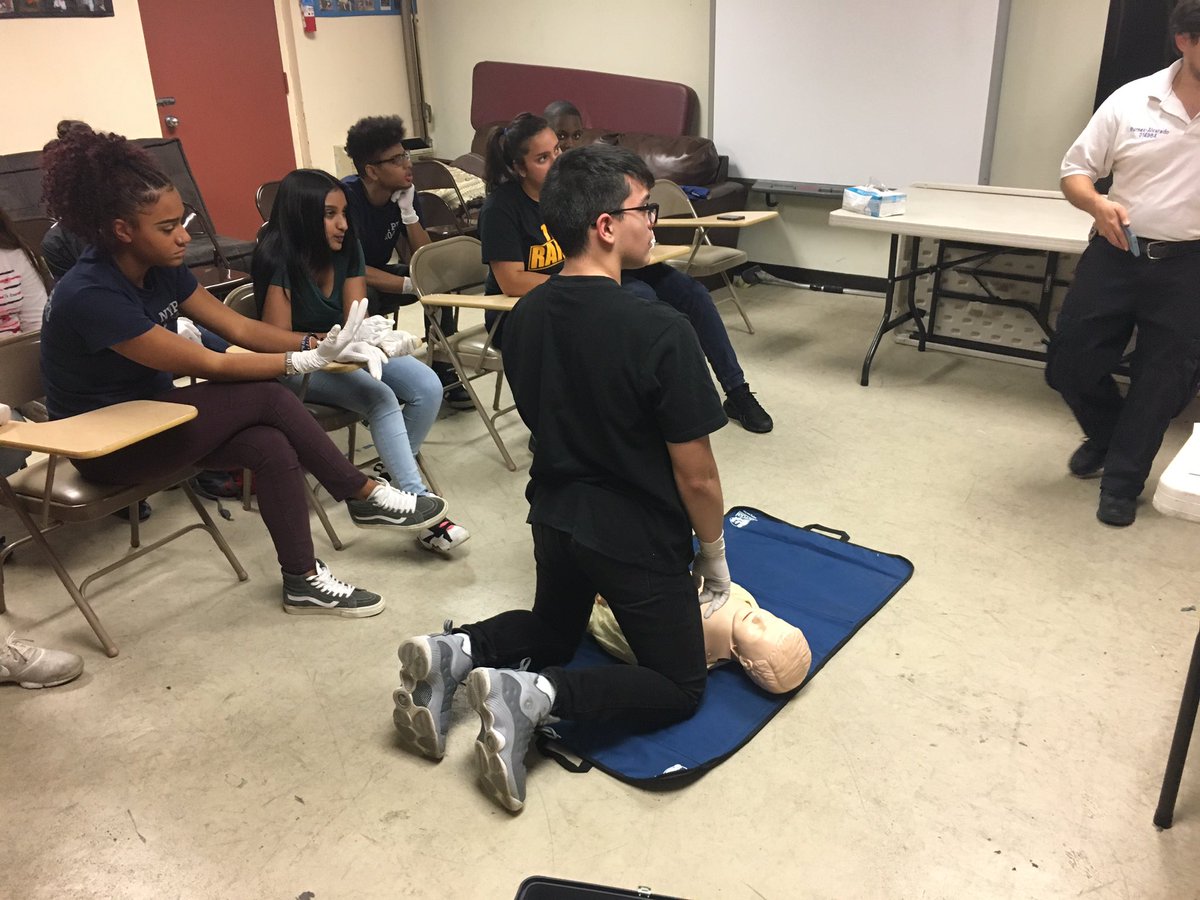 NYPD45Pct's tweet photo. #45Pct #NYPDExplorers learning CPR at Throggs Neck Ambulance Corp. Do you know a young man or woman (Ages 13-20) interested in a career in law enforcement? Join the NYPD Explorers today! Contact Officer Kiernan 718-822-5400. https://t.co/TYPV9AOCvw