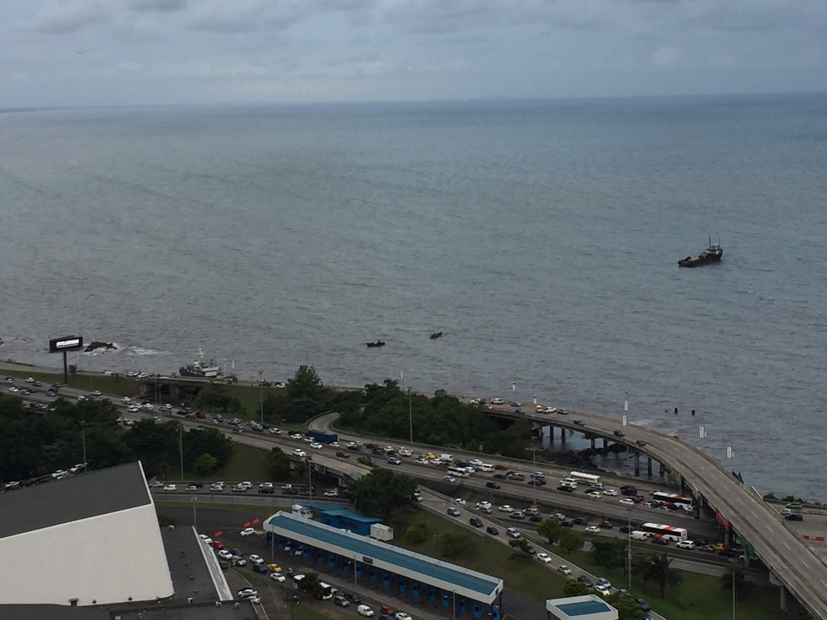 yuranr's tweet photo. #rescatedebarco @corredorsur @panamá en este momento aeronaval intenta maniobras de rescate https://t.co/TWD1gd0fKx
