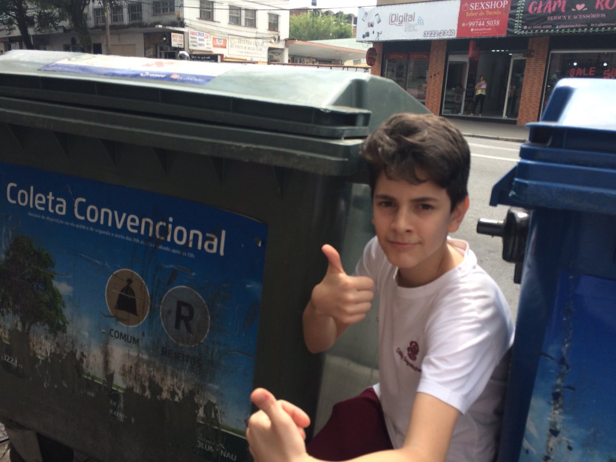 duduzao_mafra's tweet photo. O joao encontrou o @joka_lixeirasz na rua, veja como nao sao lindos os dois!! 😘 #meusorgulhos #amigonarua #amizadeehtudo https://t.co/D4g5p0JQTt