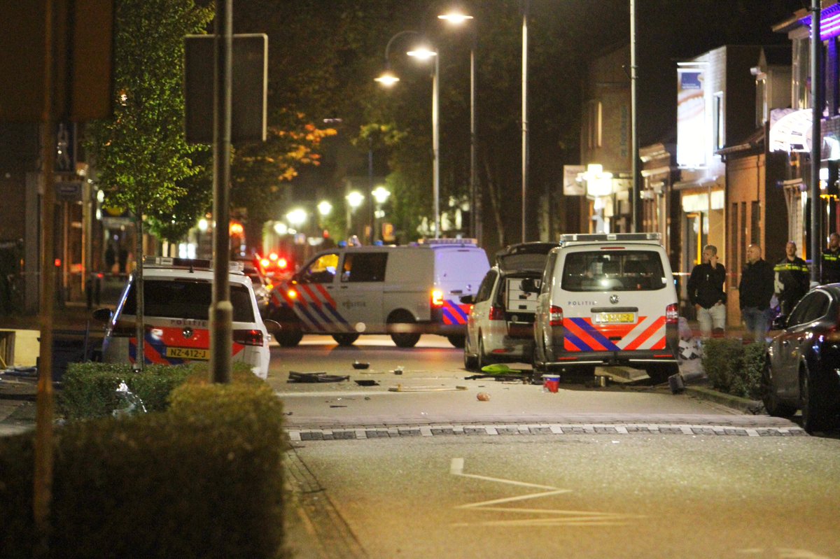 FH_MultiMedia's tweet photo. Verwarde persoon gooit heel zijn huisraad op straat Gilze rijen Stationstraat #at inzet. Foto (C) https://t.co/t5woC1DLNd