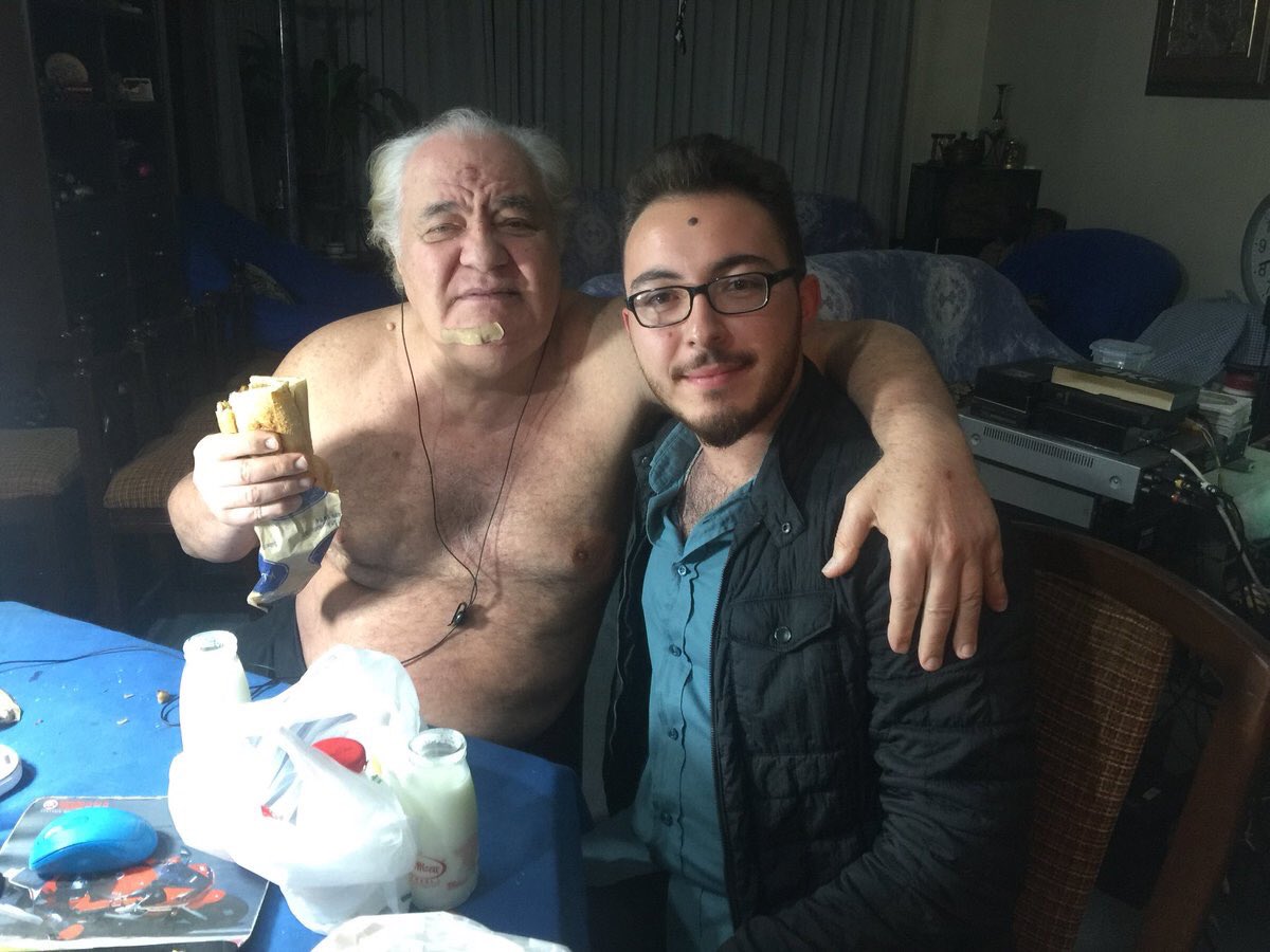 Şimdi şöyle oldu. Celil'e kokoreç ısmarladık yayında. Tayfun amca ve eşinin canı çekmiş. Celil paket yaptırıp Tayfun amcalara götürdü.