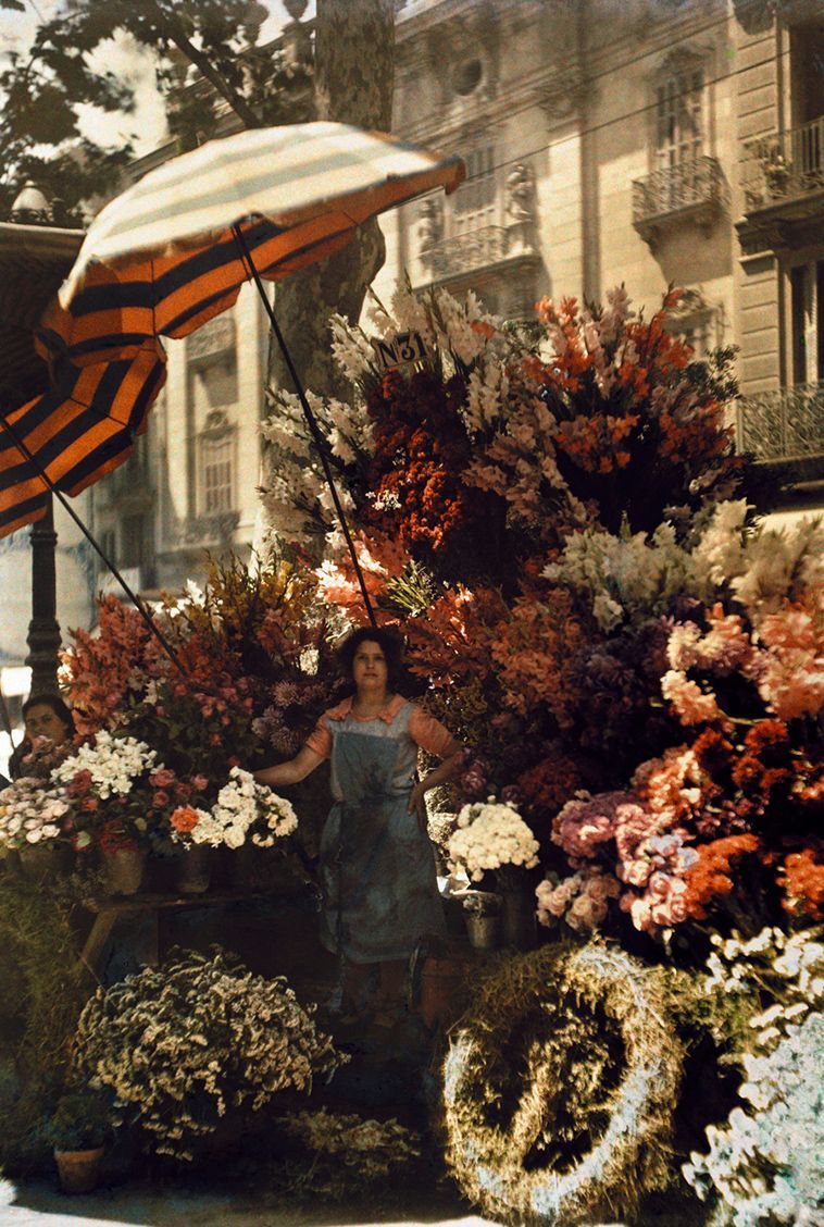 ThatsHistory's tweet photo. A woman stands in front of her flower stand on the Rambla in Barcelona, Spain, March 1929. https://t.co/rTEOfahtca