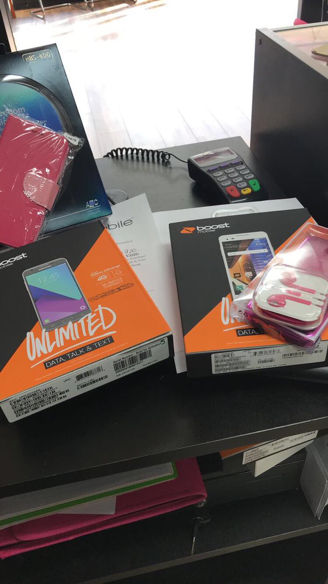 AZBoostSAVANNAH's tweet photo. Savannah 5 making a great sale. Hooking them up with cases and headphones. @ThomasSPG @shawnatspg @valerienashar @SPG_AJ https://t.co/ETfJ9ecFO9