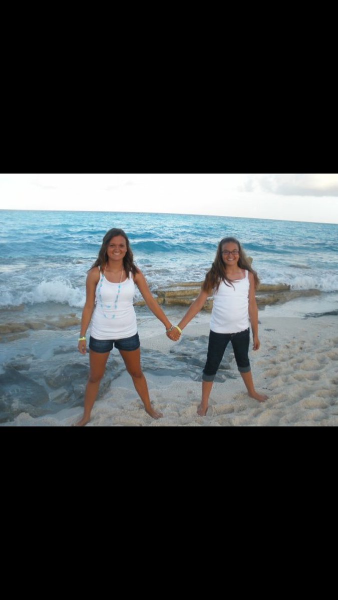 hayleekschwartz's tweet photo. Hey @that_hillaree remember that photo shoot circa 2009 https://t.co/rj6xfzczqS