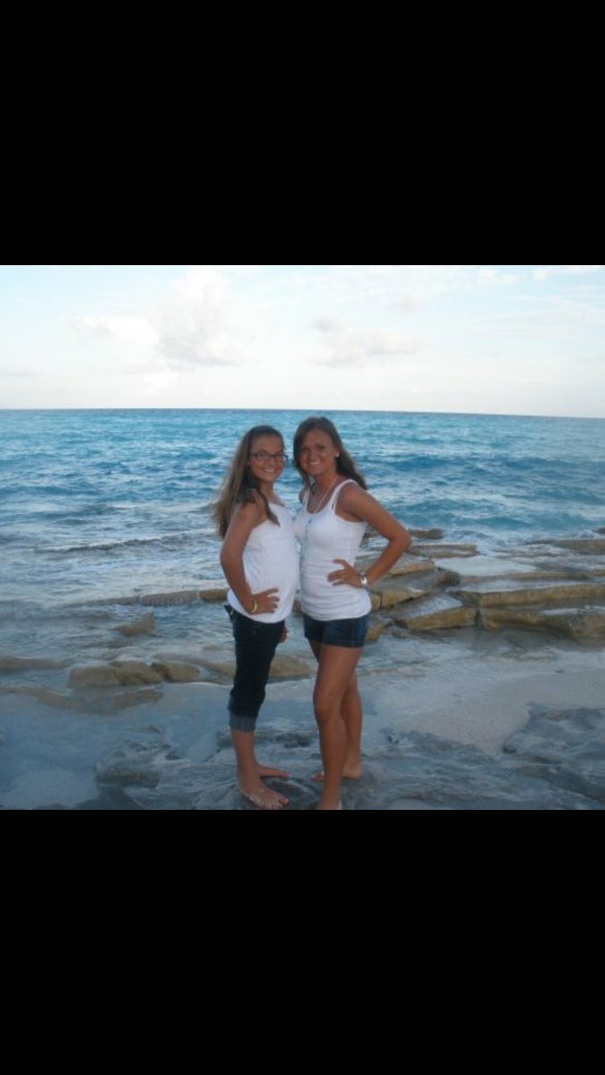 hayleekschwartz's tweet photo. Hey @that_hillaree remember that photo shoot circa 2009 https://t.co/rj6xfzczqS