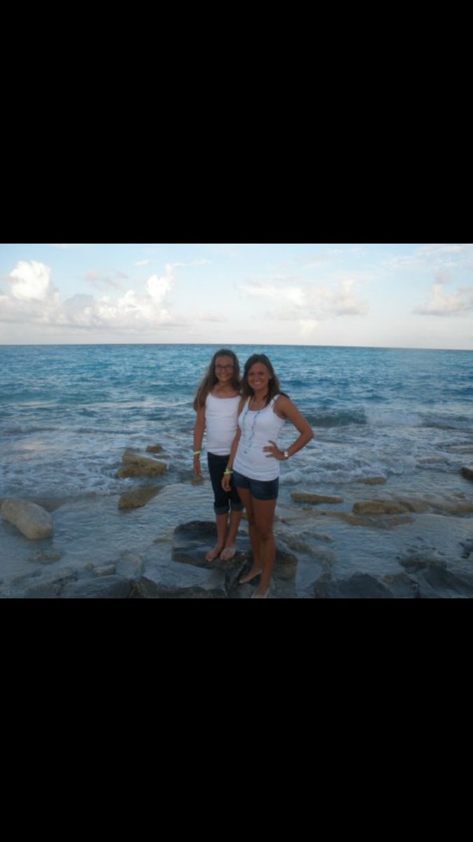 hayleekschwartz's tweet photo. Hey @that_hillaree remember that photo shoot circa 2009 https://t.co/rj6xfzczqS