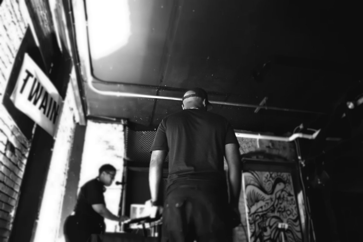 anightoversouth's tweet photo. . @twainlo and The Insomniac
Photo credit: @ShainaDoula
#anightoversouth #ANOS #concert #photography #DJ #MC #twoturntablesandamic #stage https://t.co/MtkWfmMkqP