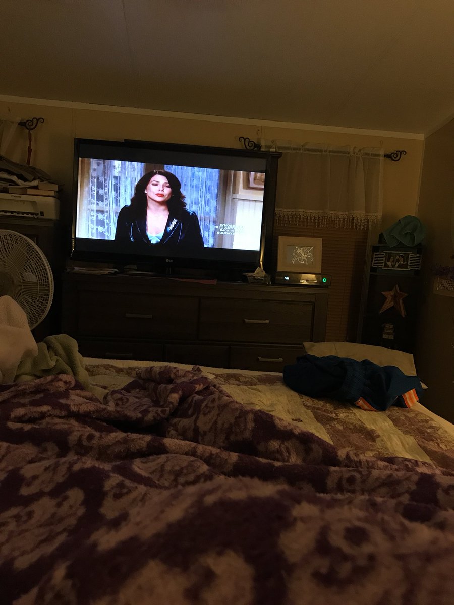 xjustcatchmee's tweet photo. @thelaurengraham currently watching #gilmoregirls can I please have a book?! 🙋🏻🙋🏻☺️ https://t.co/eAlKMYtVFI