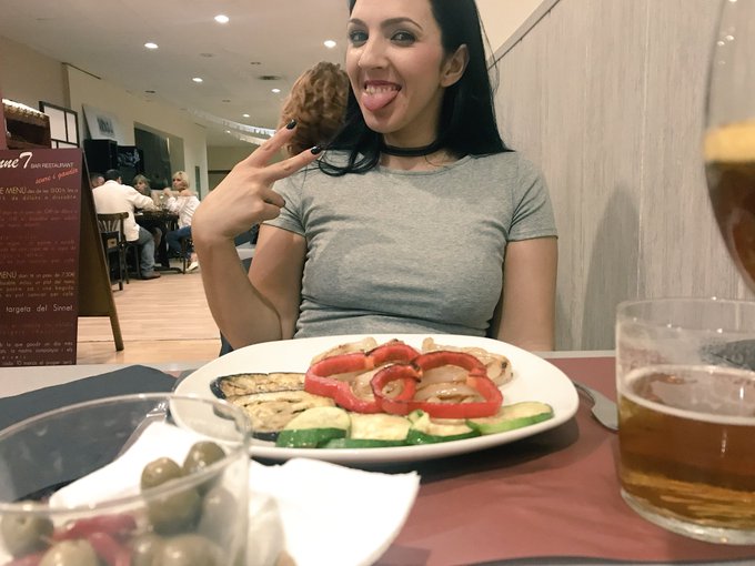 Una buena #dieta y #Alimentacion ❤️😜. Disfrutando de una rica cena. Despu&eacute;s de un d&iacute;a #productivo con<a href="/tag/dieta"class="tags">#dieta</a><a href="/tag/alimentacion"class="tags">#Alimentacion</a><a href="/tag/productivo"class="tags"><span>#productivo</span></a>