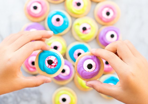 hell0Wonderful's tweet image. Spooky and Cute #Zombie Eyeball #Cookies #Halloweentreat #KidsintheKitchen ow.ly/rLwE30fGhds