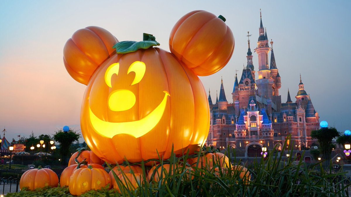 WDWdining's tweet photo. New Thrills and Chills Await at International Disney Parks This Halloween Season https://t.co/EE9AUEbc5U via @DisneyParks #Halloween https://t.co/bTFqTmrrv5