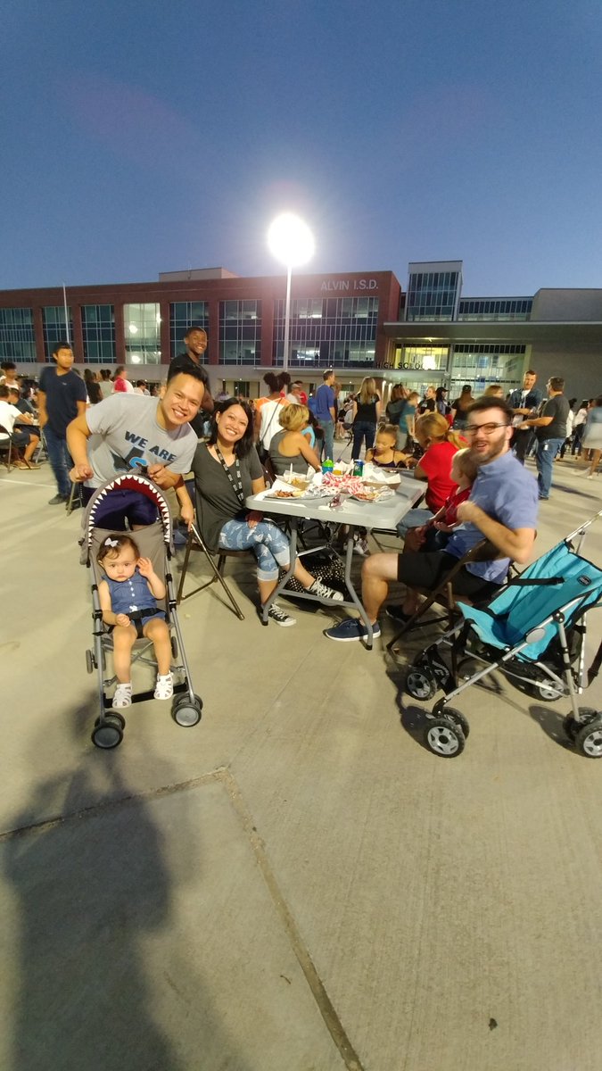 Inspiire3's tweet photo. SCHS Feeding Frenzy...
FinsUpCreek
#schsspiritweek17 https://t.co/7Sx7cXlMId